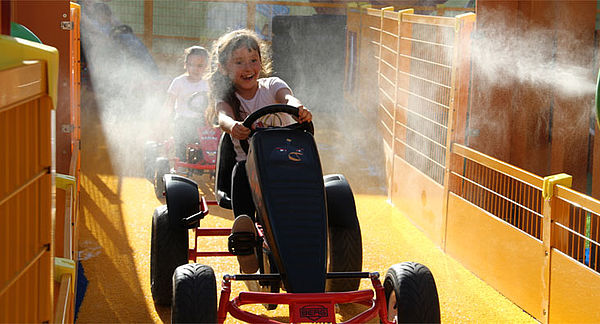 Niña conduciendo en el circuito cerrado