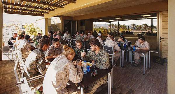 bar cafetería llena de jugadores durante un descanso