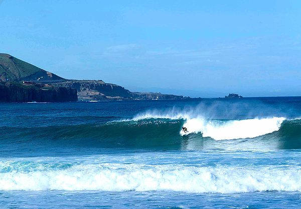 Surfista cogiendo una ola