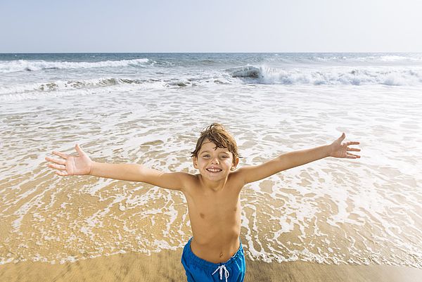 Niño disfrutando del mar de Gran Canaria