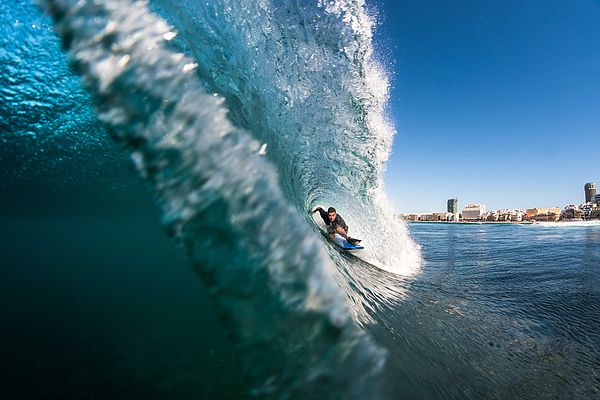 Surfeando las olas de La Cicer, en la Playa de Las Canteras, Gran Canaria