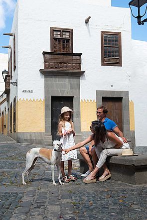 Familia pasea por Vegueta