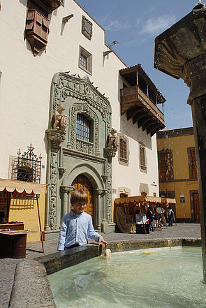 Niño jugando en Vegueta