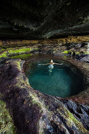 Mujer dentro de un charco en Gran Canaria.