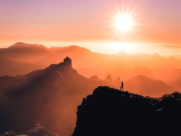 El Sol se pone frente al Roque Bentayga, en Gran Canaria.