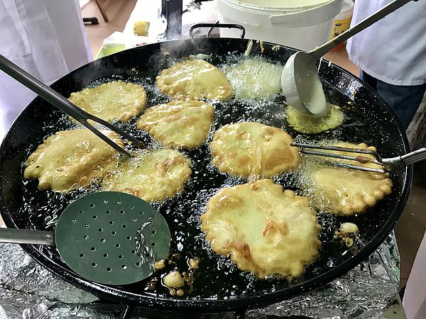 Tortitas de Carnaval friendose en una sartén con aceite