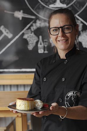 La chef Cristina Codina enseña su plato