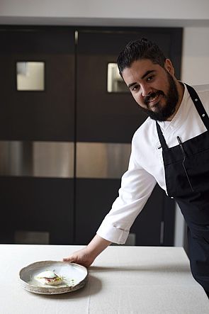 El chef Mario Yamuza muestra el emplatado de su receta