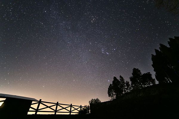 La latitud media de Gran Canaria (28ºN) en ocasiones dificulta la observación de esta importante constelación, y se sitúa bajo el horizonte durante algunas horas, en ese momento la reina Casiopea (Cassiopeia) con su inconfundible forma de W o M es la
