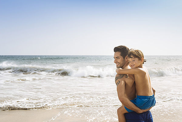 Padre e hijo, disfrutando de un día de playa en Gran Canaria