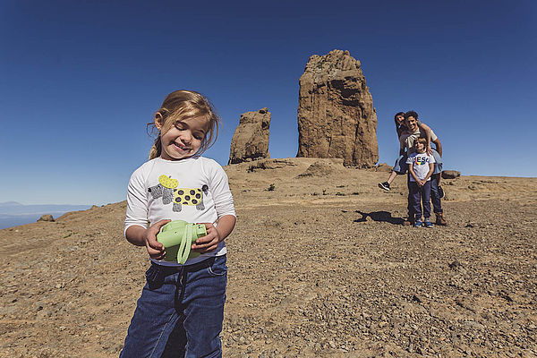 Niña con su familia en el Roque Nublo, Gran Canaria