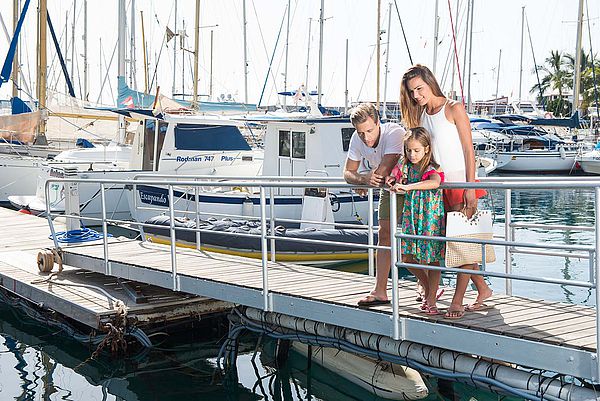 Familia de turistas en Puerto de Mogán, Gran Canaria