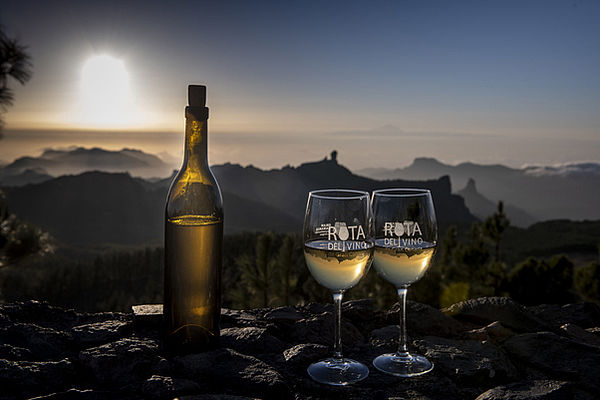 Botella y copas al atardecer