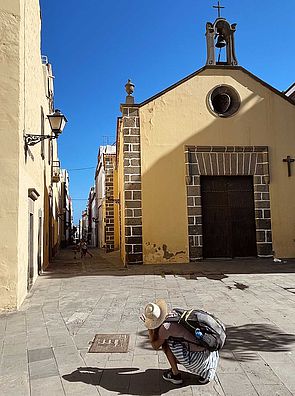 Madre fotografiando a sus hijos en Vegueta