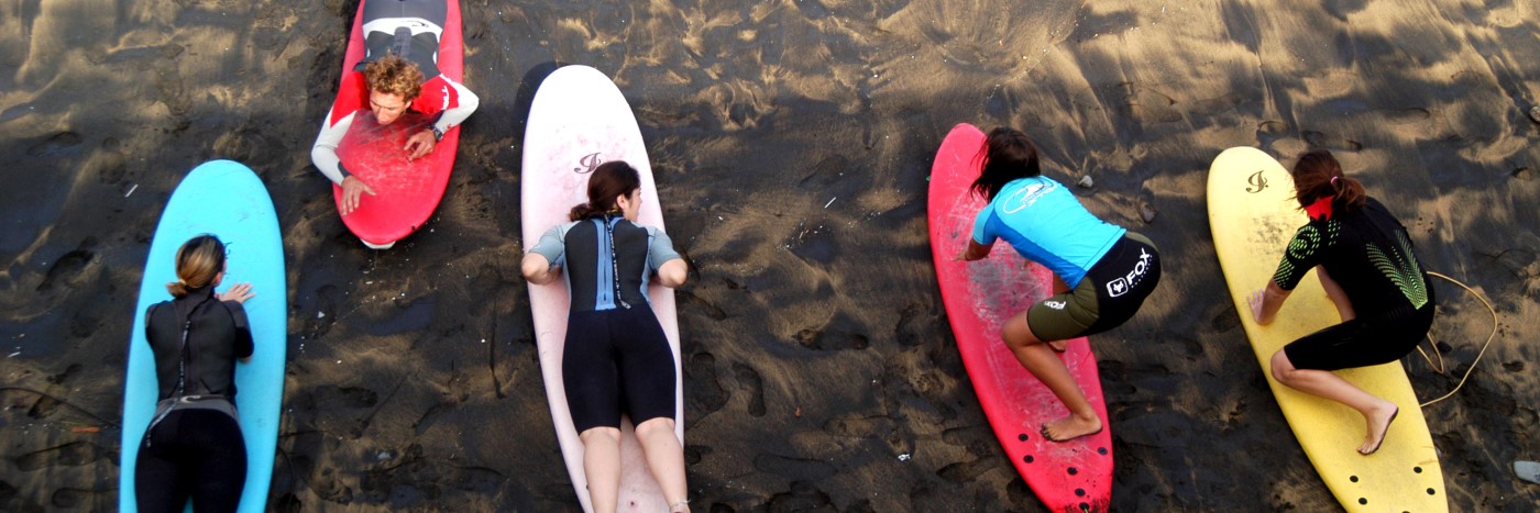 Aprendiendo a surfear en Las Canteras, Gran Canaria