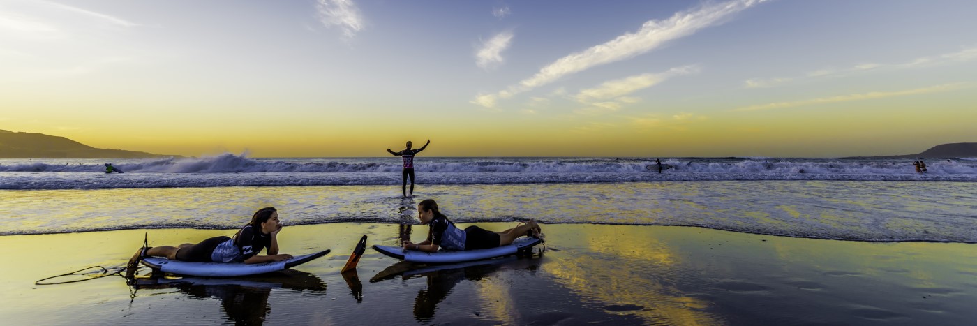 Surfeando al atardecer en la playa de Las Canteras, Gran Canaria