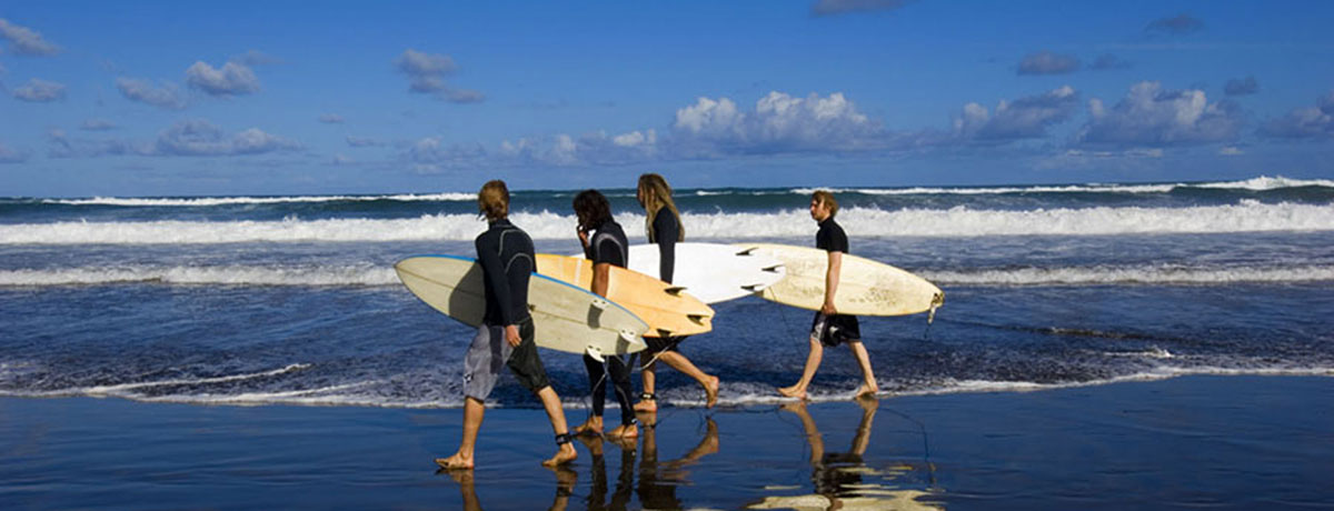 Surfistas en la playa de Las Canteras, Las Palmas de Gran Canaria