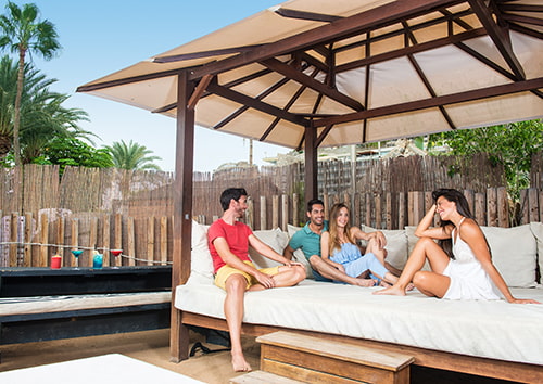 Una familia en una terraza de un bungalow de Gran Canaria