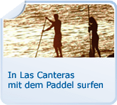 In Las Canteras mit dem Paddel surfen