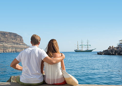 Una pareja mirando al mar