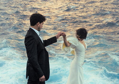 Pareja recien casada por la playa