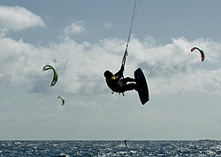Kitesurferos vuelan en la playa de Vargas