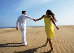 Una pareja de la mano en las dunas de Maspalomas