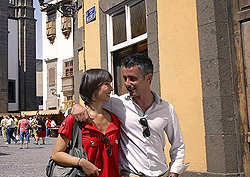 Una pareja por el barrio antiguo de Vegueta