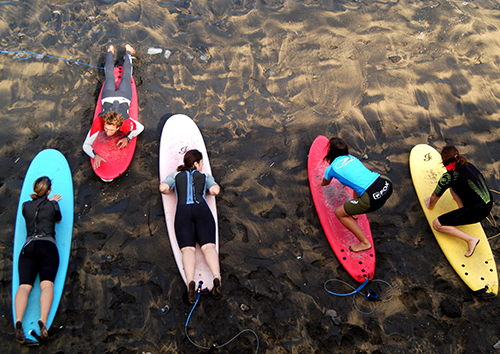 Un groupe de personnes apprenant à surfer