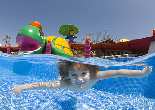 Niño jugando en una piscina