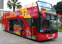 Turistbuss i Santa Catalinaparken i huvudstaden