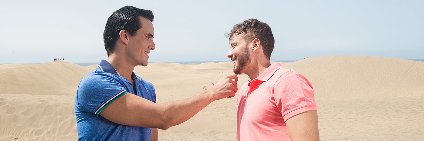 Due ragazzi ridono sulla spiaggia di Maspalomas