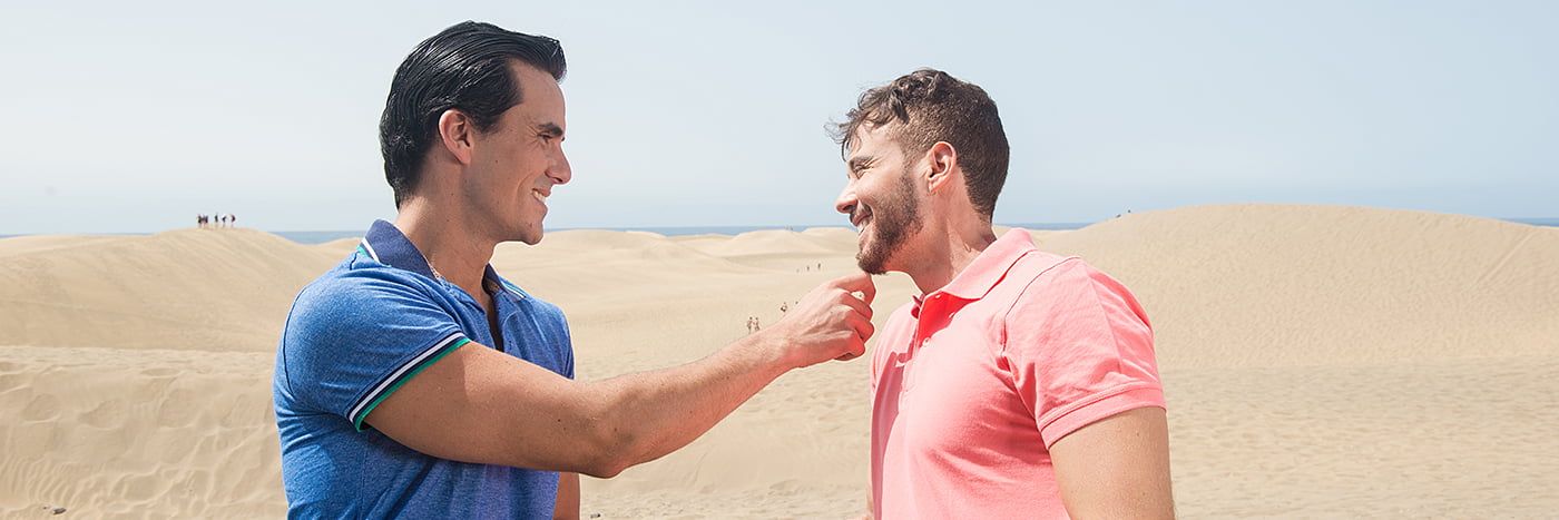 Dos chicos ríen en la Playa de Maspalomas