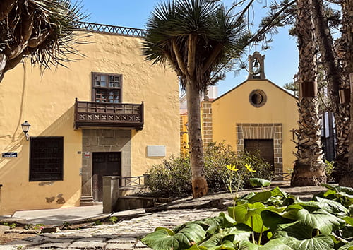 Tourists in the courtyard at the Casa de Colón