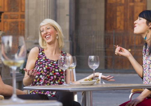 Una pareja cenando junto al Oasis de Maspalomas