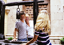 Turistas en el patio de la Casa de Colón