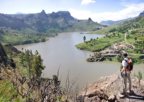 Senderista admirando las vistas de Gran Canaria