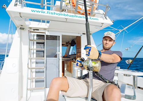 Hombre pescando en un barco