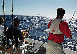 Tre fiskare på ett båtdäck
