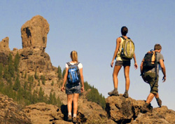 Hikers on the footpath at the base of the Roque Nublo