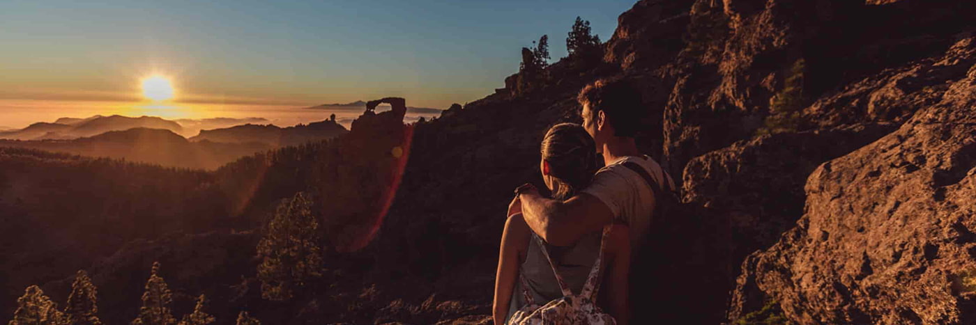 Pareja senderista viendo amanecer