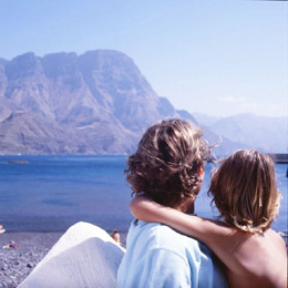 Far och son på stranden i Puerto de Agaete