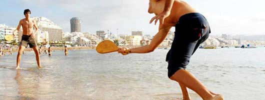 Lek vid strandkanten på Las Canteras