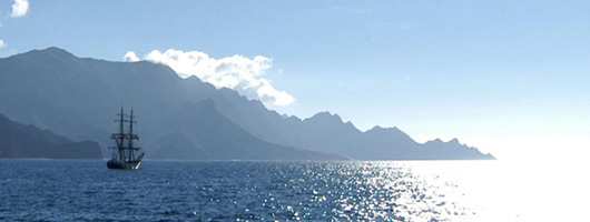 Ein Segelschiff ankert vor der Küste von Gran Canaria