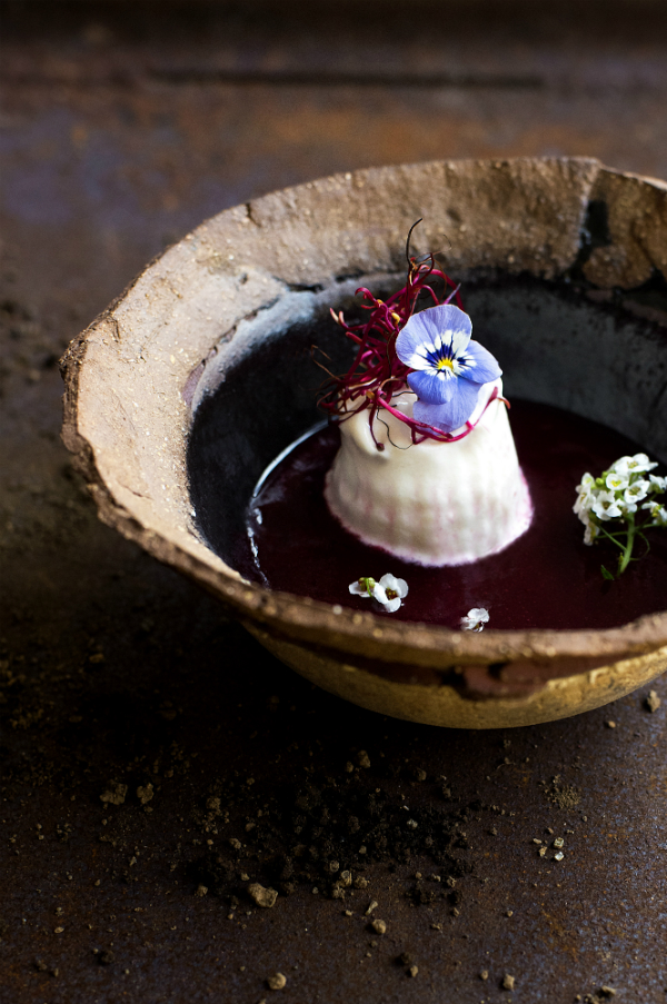 Crema fría de beterrada con espuma de queso de Artenara y aceite de oliva de las Tirajanas