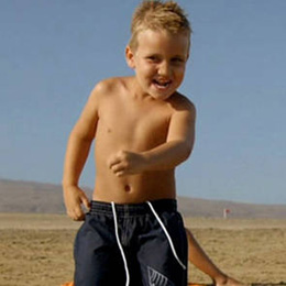 [] Niño haciendo castillos de arena en Playa del Inglés