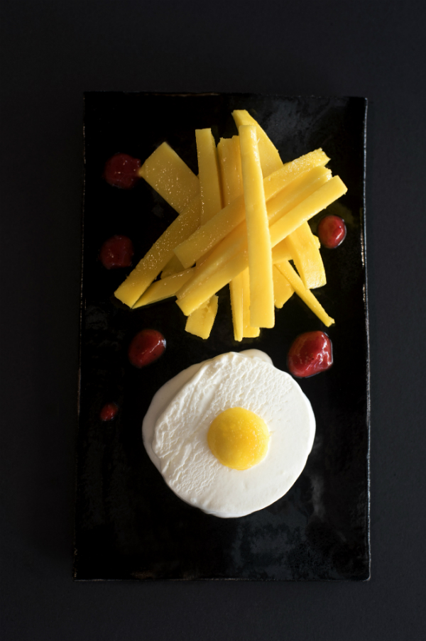 Synvilla av ägg med pommes frites och ketchup