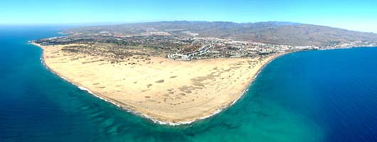 Flygfoto av stranden och dynerna i Maspalomas