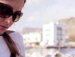[] Una chica con gafas de sol junto al Puerto de Mogán