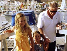 Vergnügte Familie an einem Bootssteg in Puerto de Mogán